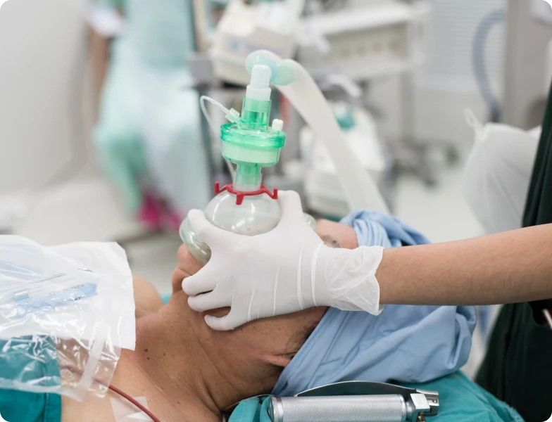 asque d'anesthésie posé sur un patient en salle d'opération